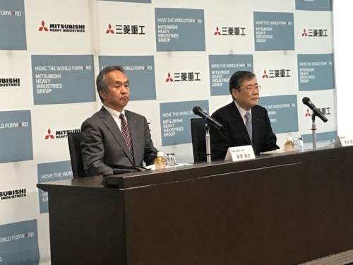 4月1日付で社長に昇格する泉沢氏（左）と、会長に就く宮永氏