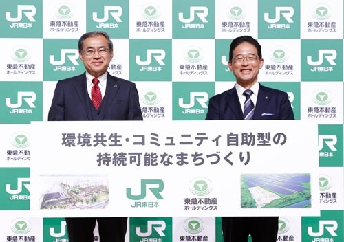 JR東の深澤祐二社長（左）と東急不HDの西川弘典社長。両社は今後10年間をメドに、協業を進めていく（写真：竹井俊晴）