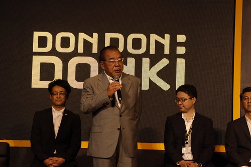 20日のプレオープンのセレモニーで挨拶する安田隆夫・創業会長