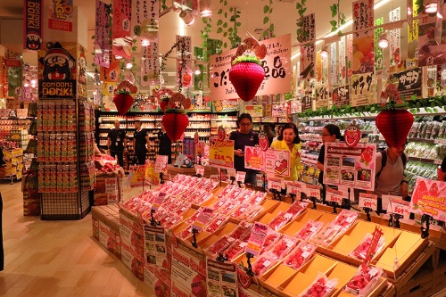 バンコクの新店舗は日本の商品のほか、生鮮食品を数多く揃える。