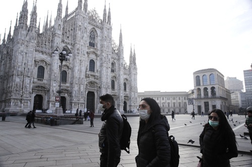 イタリアの観光名所でもマスク姿の人々が目立つように（写真：AP/アフロ）