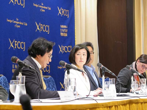 会見する久美子社長（中央）と増資を引き受けたハイラインズの陳海波社長（左）
