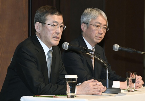 吉永泰之会長（写真左）はコンプライアンス室担当を外れる。右は中村知美社長（会長社長に就任前の2018年3月、写真：共同通信）