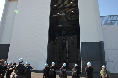 茨城県取手市の前田建設工業の施設内で開発中のガンダムが公開された(C)創通・サンライズ