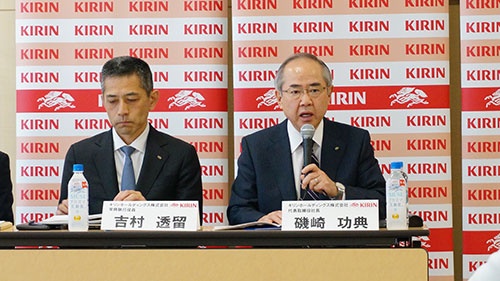 キリンHDの磯崎社長(写真右)は「医薬、健康事業を売却してはキリンそのものが崩れてしまう」と強調した