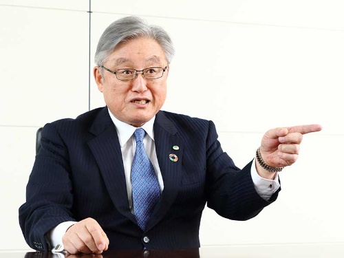 日立の東原敏昭社長兼CEOは「向こう(子会社)の判断で決めてくる」と話す(写真:北山 宏一)