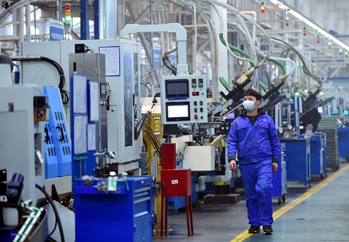 中国の製造業では生産再開の動きが広がっている（写真：新華社／共同通信イメージズ）