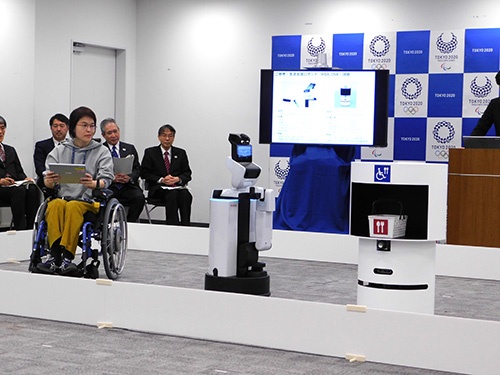 タブレットで注文した商品をロボットが観覧席まで運んでくれる