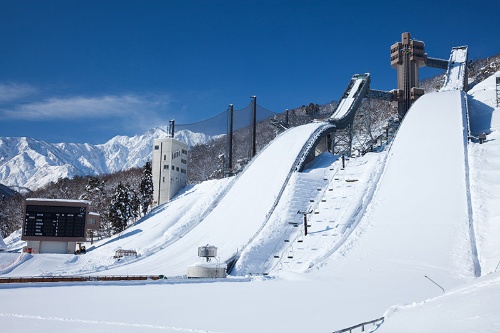 白馬村は1998年の長野五輪でスキージャンプ競技の舞台にもなった(写真:アフロ)