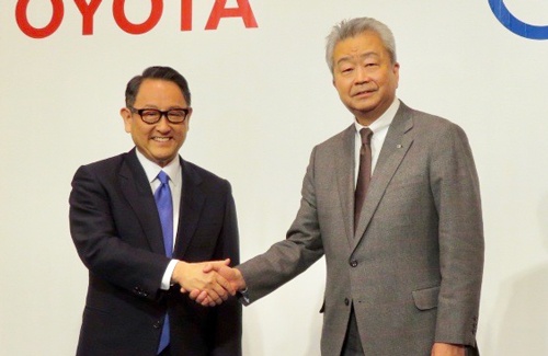 資本・業務提携を発表したトヨタ自動車の豊田章男社長(左)とNTTの沢田純社長