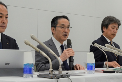 2020年3月期決算の下方修正を発表する丸紅の柿木真澄社長(中央)