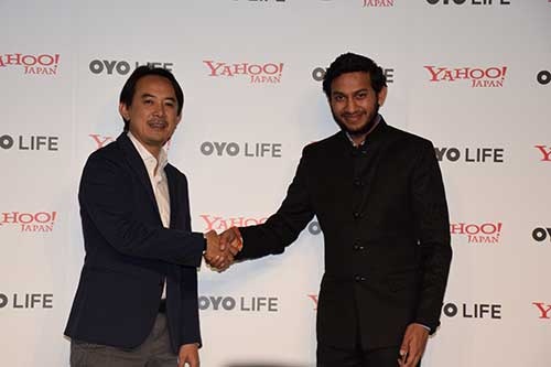 ヤフーの川邊健太郎社長(左)とインドOYOのリテシュ・アガルワルCEO