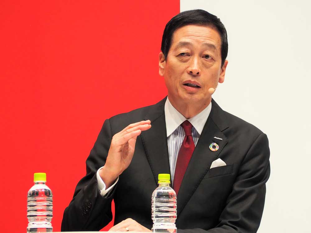 新しい研究所について説明する資生堂の魚谷雅彦社長