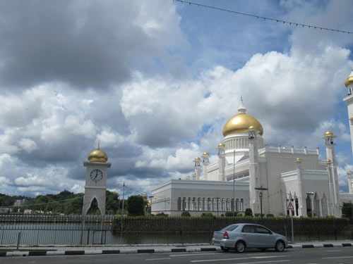 イスラム教国ブルネイを象徴する「ジャメ・アスル・ハッサナル・ボルキア・モスク」。同国では4月3日から同性愛行為に対する過酷な死刑制度が施行され、人権団体などから懸念の声が出ている。