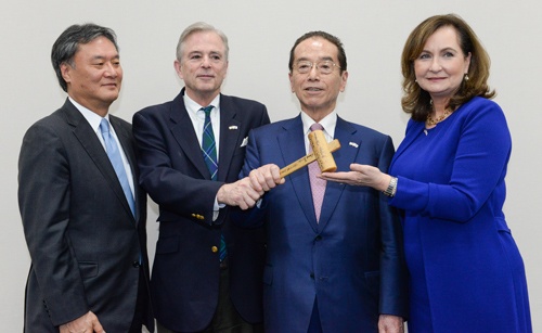 株主提案した勝呂文康氏(左から1人目)、和田勇氏(同3人目)ら(写真:東洋経済/アフロ)
