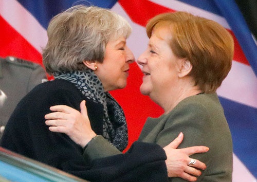 10日のEU緊急首脳会議の前日に、メイ英首相はメルケル独首相と会談。メルケル首相は長期の離脱延期を推した(写真:ロイター/アフロ)