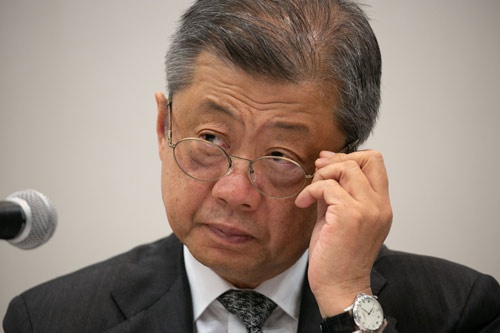 取締役からの辞任を発表するLIXILグループの潮田洋一郎会長兼CEO（写真＝的野 弘路）