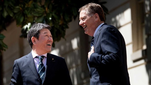 第1回の貿易協議に臨む茂木敏充経済財政・再生相(左)とライトハイザー米通商代表部(USTR)代表(写真:AFP/アフロ)