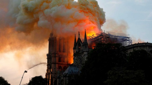 4月15日、フランス・パリのノートルダム大聖堂は激しく炎上した(写真:AFP/アフロ)