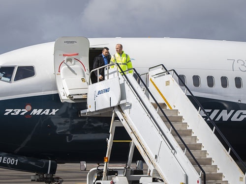 4月3日、737MAXの安全確認のための試験飛行を終えたミューレンバーグCEO（右）　（写真：Marian Lockhart/Boeing/AFP/アフロ）