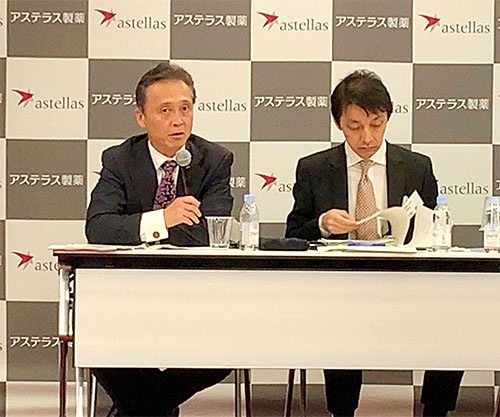 好調な業績を発表したアステラス製薬の安川社長(左)