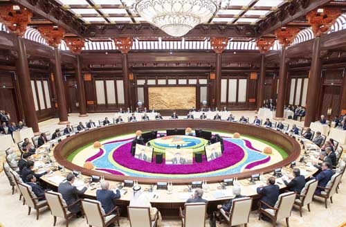 27日、北京で開かれた「一帯一路」の国際協力フォーラムで会議に臨む各国首脳(写真:ユニフォトプレス)