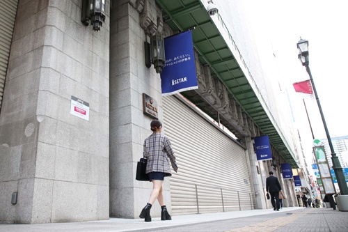 緊急事態宣言を受け、多くの百貨店が臨時休業している(写真:アフロ)
