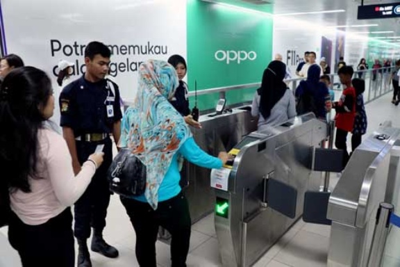 オールジャパンの地下鉄にインドネシアで試乗 日経ビジネス電子版