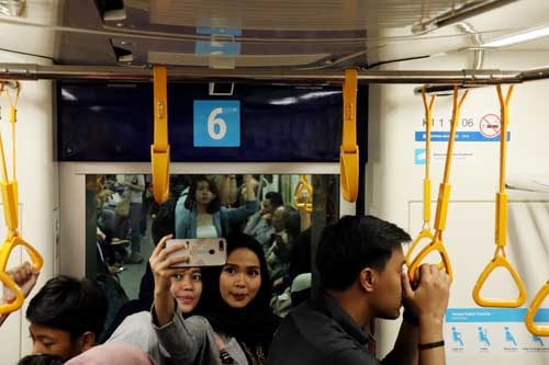 車内で自撮りするインドネシアの女性。観光客らしきインドネシア人が多かったが、一方で乗り慣れた雰囲気を出している乗客も多く、既にジャカルタ市民の間では日常の交通機関として定着しつつあると感じた