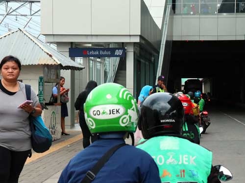 駅を得た乗客はゴジェックやグラブを使って目的地に向かう。
