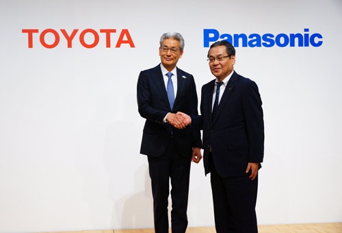 新会社の社長に就くパナソニックの北野亮専務執行役員(右)とトヨタ自動車の白柳正義執行役員