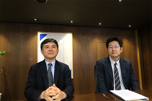 LIXILグループの潮田洋一郎会長兼CEOらの解任を議案とする臨時株主総会の招集請求をしたが、取り下げる結果に。写真は英マラソン・アセット・マネジメントの高野雅永氏(左)と英ポーラー・キャピタルの小松雅彦氏(右)