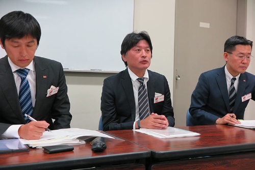 2019年3月期決算を発表するマツモトキヨシHDの松本清雄社長(中央)