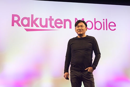 KDDIとの新たなローミング契約の意義について話す、楽天グループの三木谷浩史社長兼会長(写真:小林 淳)
