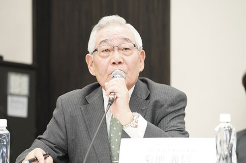 取締役候補者を発表するLIXILグループの指名委員会のメンバーである菊地義信取締役(写真:稲垣純也)