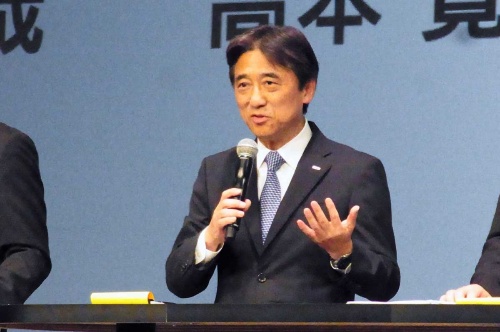 今夏商戦向けの新商品ラインアップを発表するNTTドコモの吉澤和弘社長