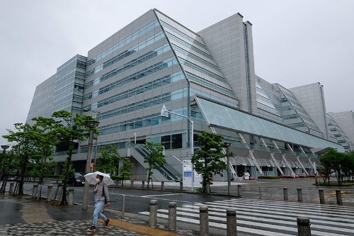 レナウンは5月15日に東京地方裁判所から民事再生手続き開始の決定を受けた（本社が入る都内のビル、写真：AFP/アフロ）