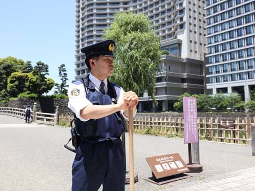 警官の背後に見えるのが、トランプ米大統領が宿泊したパレスホテル東京（写真：森田直樹/アフロ）
