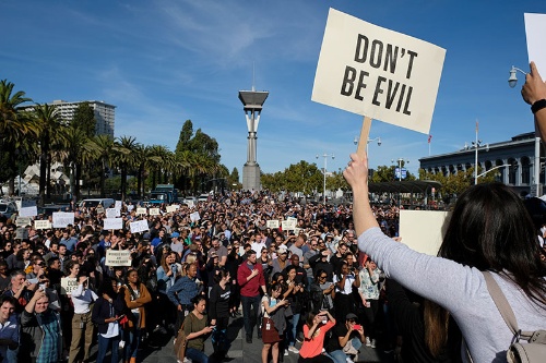 18年11月、サンフランシスコでグーグル社員たちによる抗議集会が開かれた（写真：AP/アフロ）
