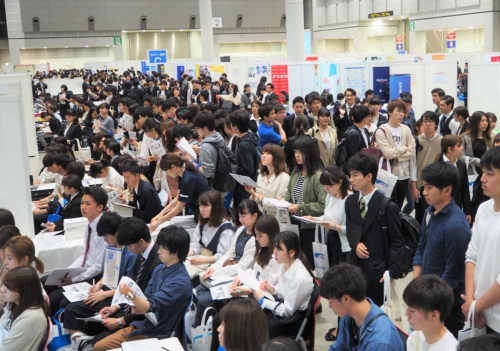 東京都内で6月9日に開かれたインターンシップの合同説明会には1万人以上の学生が集まった