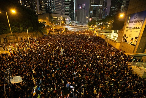 男性の追悼集会に大勢の香港市民が詰めかけた（写真：的野弘路）