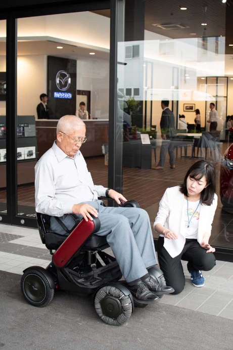 どうする高齢者の免許返納後 電動車いすも選択肢に 日経ビジネス電子版