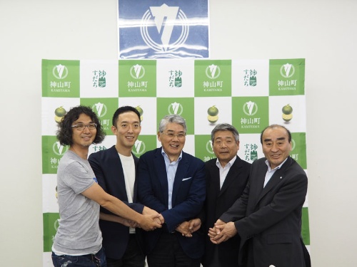 会見したSansanの寺田親弘社長(左から2人目)ら