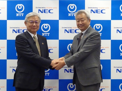 資本業務提携を発表したNTTの澤田純社長（右）とNECの新野隆社長