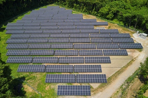 千葉若葉太陽光発電所には約1900枚の太陽光パネルが設置された（写真：NTT提供）