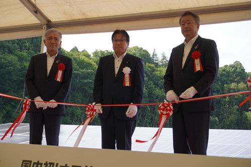 6月28日に千葉若葉太陽光発電所でテープカットが行われた。左からセブン＆アイの井阪隆一社長、千葉市の鈴木達也副市長、NTTの澤田純社長