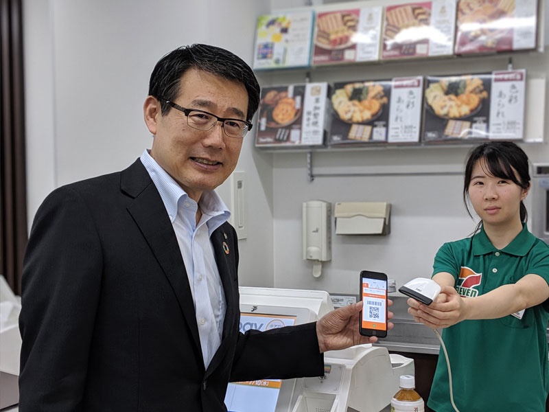 セブンとファミマのスマホ決済 初日の混乱が映すもの 日経ビジネス電子版 セブンとファミマのスマホ決済 初日の混乱が映すもの 日経ビジネス電子版