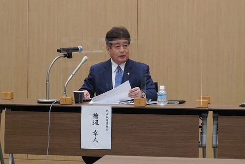 会見に出席する今治造船の檜垣幸人社長(12日、東京・港)