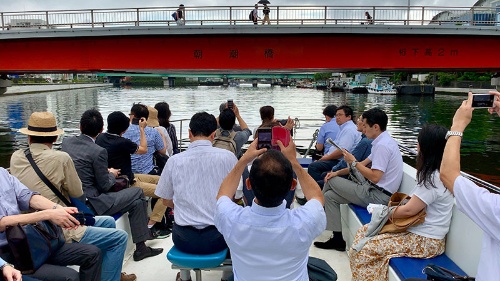 記者を含めて40名弱が乗船。橋をくぐる際にはカメラを構える人もいた