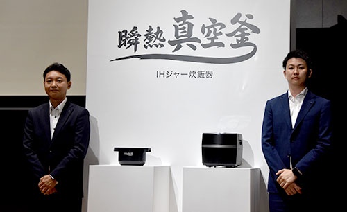 瞬熱真空釜炊飯器の発表会で登壇した勝間氏(右)と河阪氏
